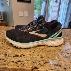 Size 7 WIDE BROOKS Ghost 11 running Shoes